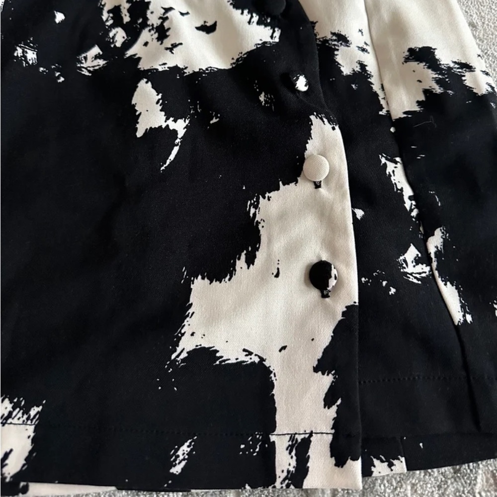 urban outfitters black and white patterned mini skirt with buttons - Picture 2 of 3